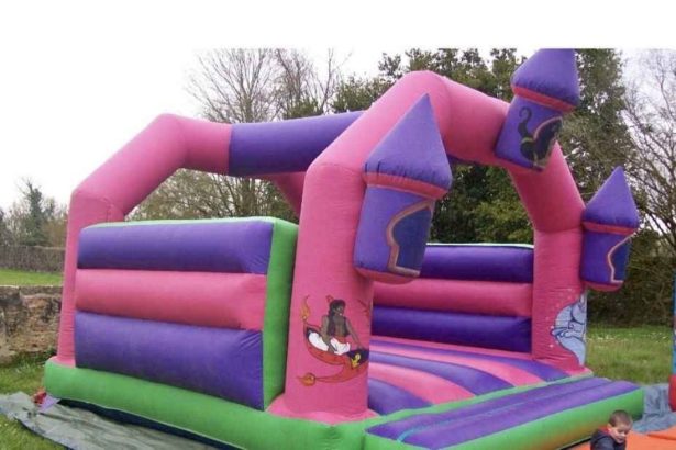 château gonflable Aladin rose et bleu pour une animation enfant dans le 64