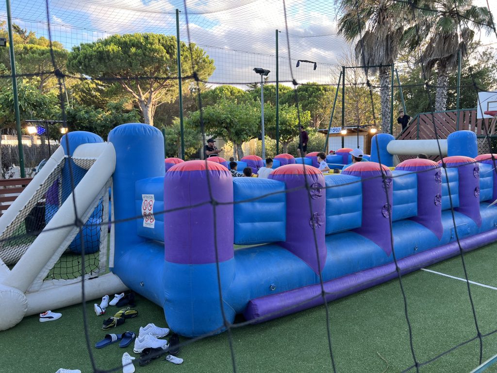 baby-foot humain XXL pour olympiade CE dans le 64-sud-ouest