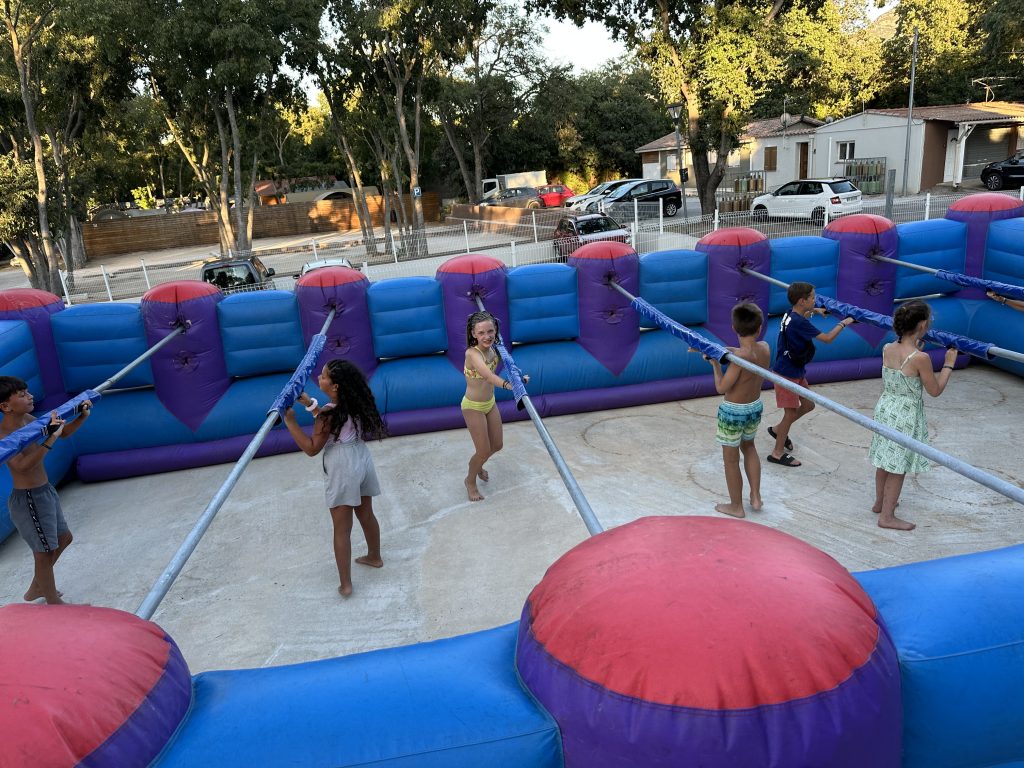 jeu gonflable foot gonflable pour enfant lors d'une kermesse en aquitaine-64