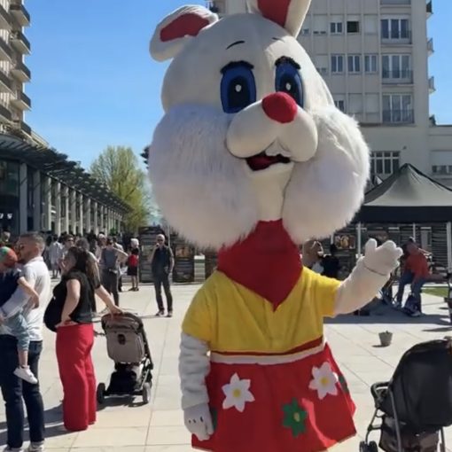 lapin géant de la troupe bizane avec l'association des commerçants palois