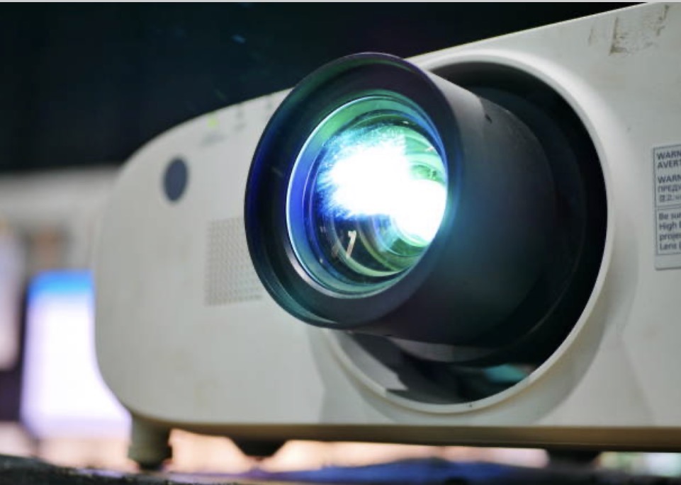 location vidéoprojection courte focale et  écran lied à Pau 64