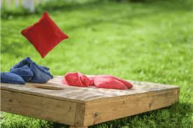 Jeu indispensable en aquitaine, le jeu du CORNHOLE  à Pau et Pays basque